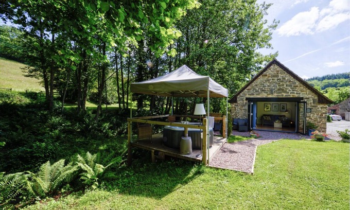 Longhope Cabin | Romantic 1 Bedroom Lodge (optional hot tub) in Forest of Dean &Wye Valley ANOB
