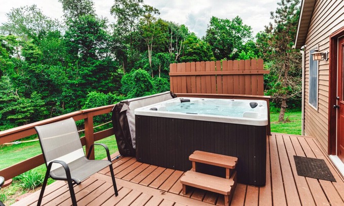 Rockbridge House | Romantic Cabin ~ Hot Tub ~ Fire Pit ~ Cedar Falls
