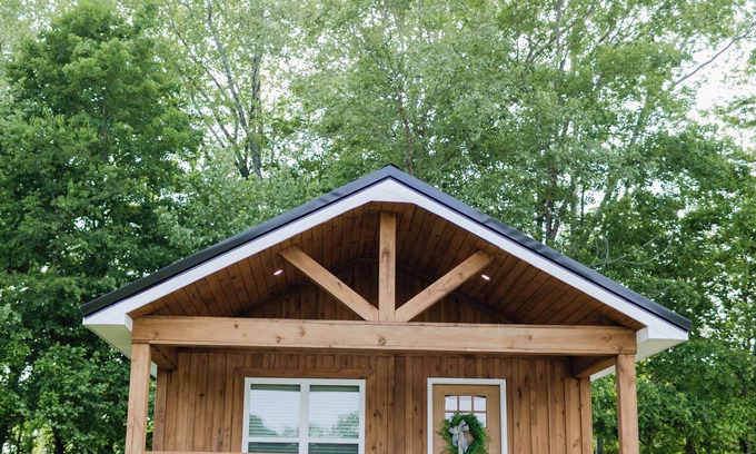 Dabolt Cabin | Romantic Cabin sitting on 18 acres of flat land surrounded by a creek!