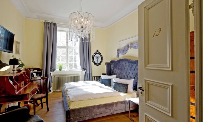 Gedern Apartment | Romantic comfy room in the castle hotel