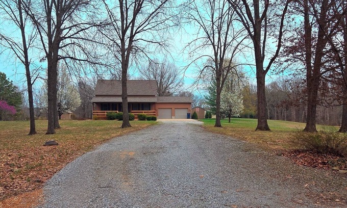 Bluford House | Romantic couples getaway in awesome Bluford with WiFi, Fireplace, and Game Room