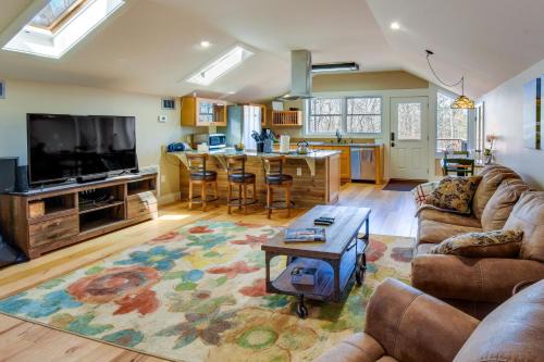 Central Apartment | Romantic, Cozy Loft with Yard, 5 Miles to Clemson
