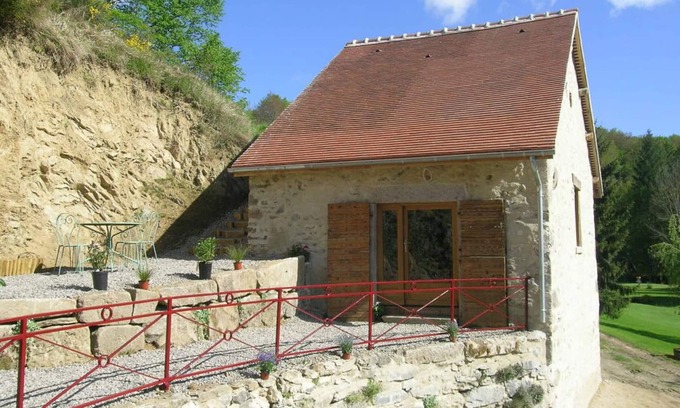 Vernusse Cottage | Romantic Duplex Cottage with Pool, Sauna, and Scenic Views