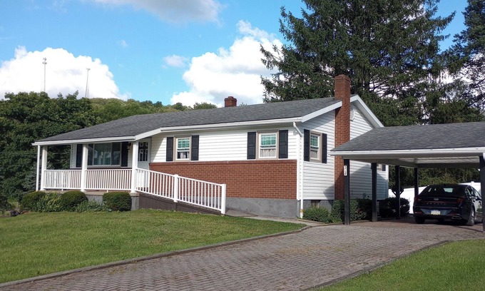 Patton House | Romantic/family-friendly 3-bedroom home with fireplaces, central AC, and WiFi