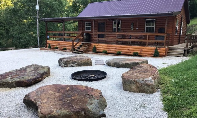 Campton Cabin | Romantic Getaway Cabin with Hot Tub and wi-fi