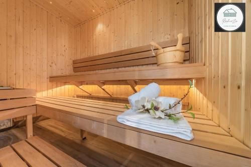 Bisley Apartment | Romantic getaway UK with Private Sauna, King Bed, WiFi 517mbps & EV Charger
