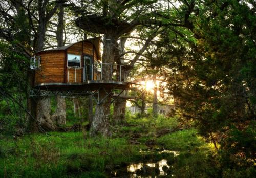 Spicewood House | Romantic Getaways in Fully-Equipped Tree House Rental in Spicewood, Texas