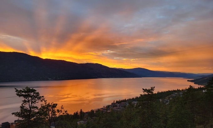 McKinley House | Romantic Lake View in Kelowna