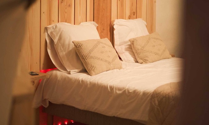 Meilhaud Apartment | Romantic room with jacuzzi and private sauna