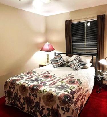 Cloverdale House | Romantic Stay in Beautiful House near Restaurants, Shopping & Transit C1