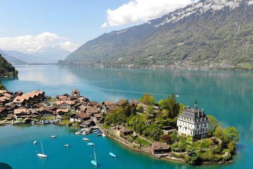 Iseltwald Apartment | Romantic Swiss Alp Iseltwald with Lake & Mountains