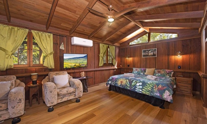River Heads Cabin | Romantic timber cabin on 75 acres with outdoor bath