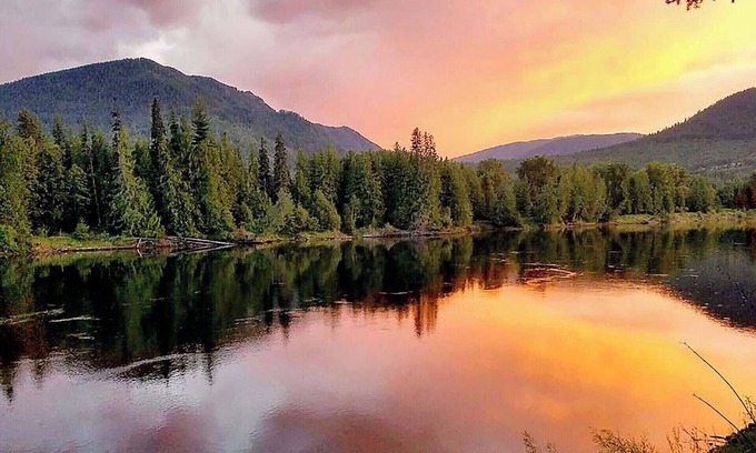 Clark Fork Cabin | Romantic Waterfront Shabby Chic Cabin on the Clark Fork River! #SwankyCabin