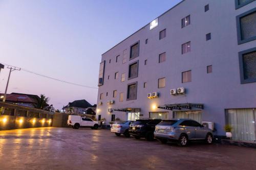 Oshodi-Isolo Hotel | Romeneo Grand Royal Hotel