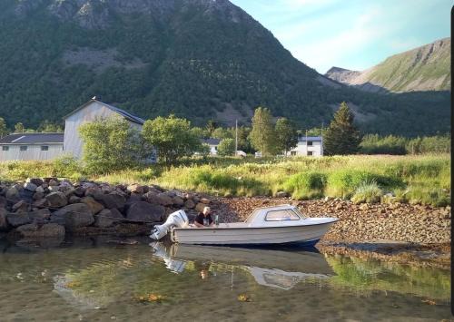 Torsken Apartment | Romslig ferieleilighet nær sjøen Medby Senja