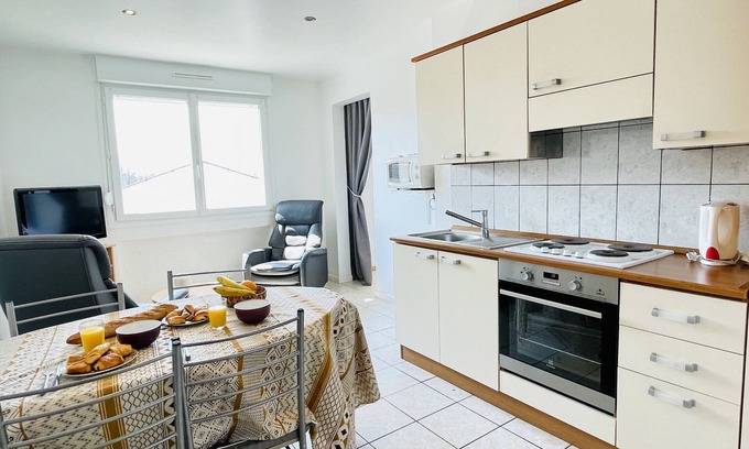 Forges-les-Bains Apartment | Ronsard: Apartment 300 metres from the thermal baths (unlimited parking)