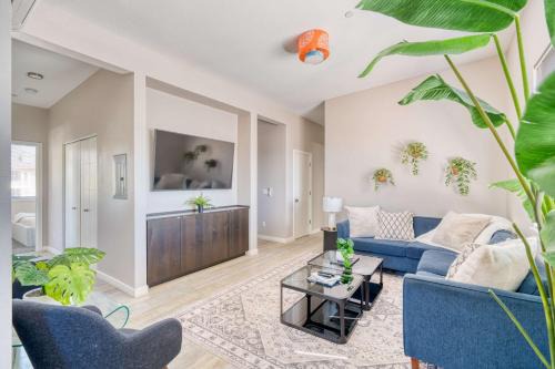 Belmont Apartment | Roof Deck & Food Pods- Hawthorne Penthouse Retreat