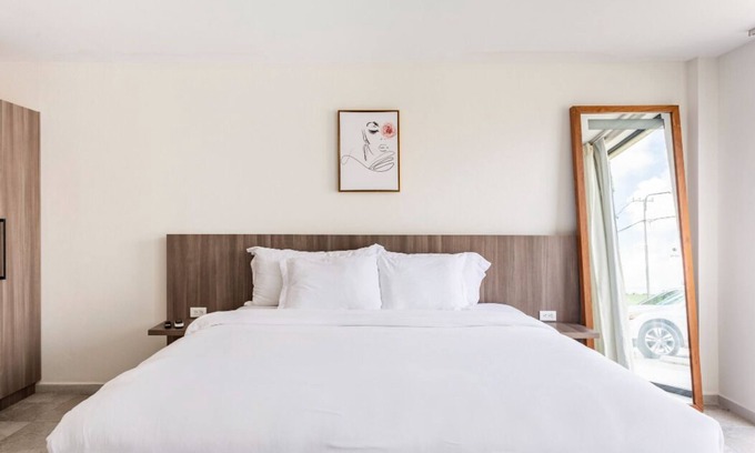 Rancho Apartment | Rooftop Pool w/Lounge Area-Studio Sleeps 2 #U4