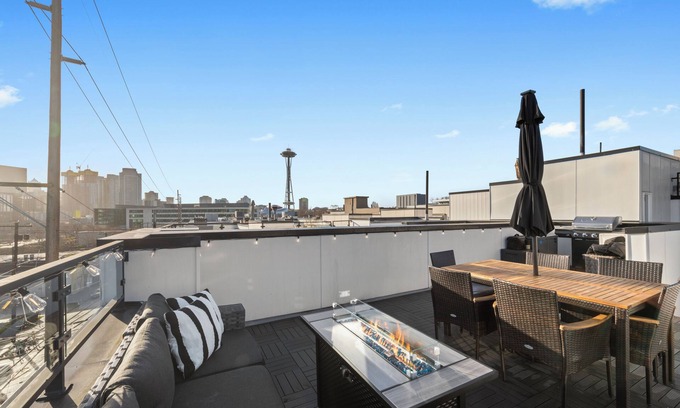 South Lake Union House | Rooftop~Space Needle & Seattle Views~Walkable
