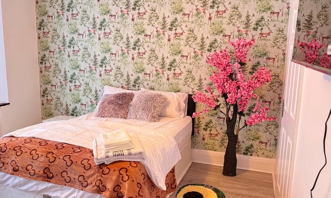 Redbridge House | Room 1: A Bright and Spacious Double Bed With En-Suite, Ilford, London, UK