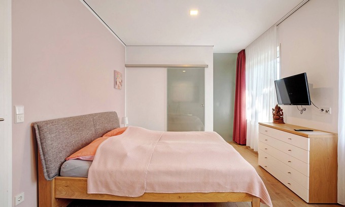 Voehringen Apartment | Room '1' with Shared Terrace and Wi-Fi