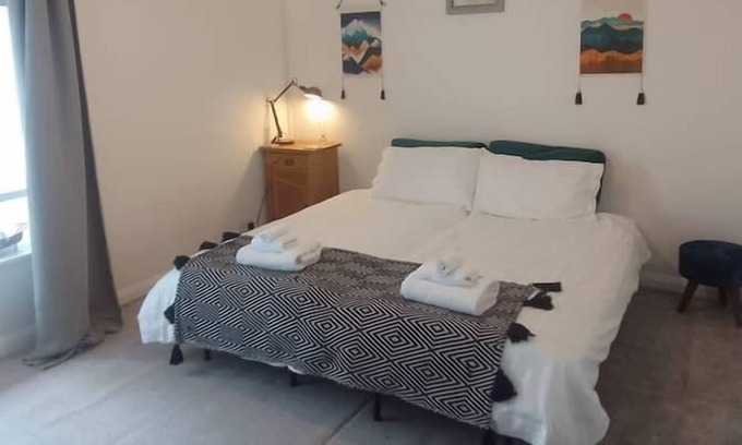 Barrow Gurney Apartment | Room 2 (20 mins walk to Bristol Airport)