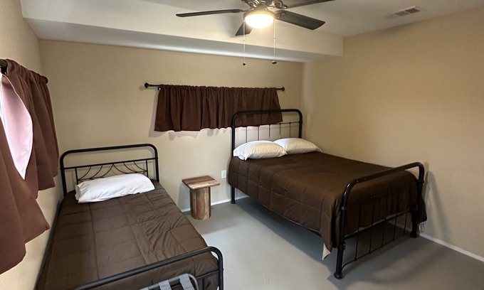 Brandon Cabin | Room #2 sleeps 3, located just 20 mins from the heart of downtown Waxahachie.