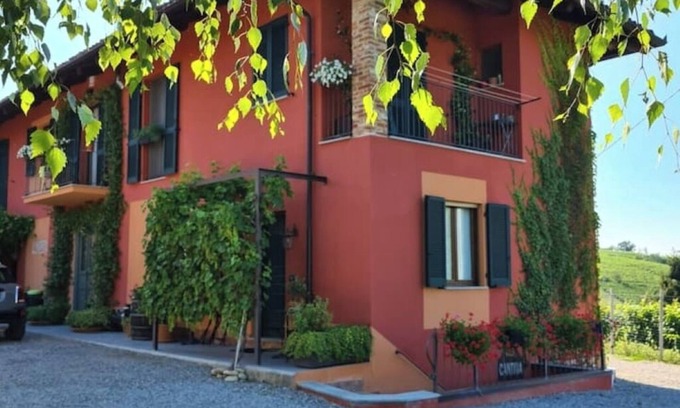 Barbaresco House | Room 2 with private bathroom