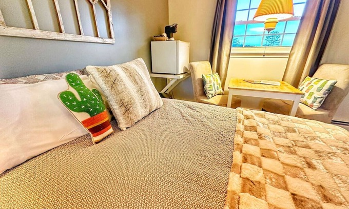Manchester Center Hotel | Room 4 - Prickly Pear double room