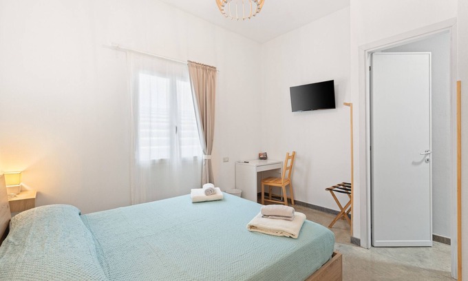 Riola Sardo Apartment | Room '40°Parallelo - Standard 3' with Shared Garden, Wi-Fi and Air Conditioning