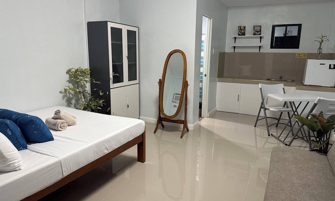 San Lorenzo Apartment | Room 806 @ Pennington Inn, Guimaras