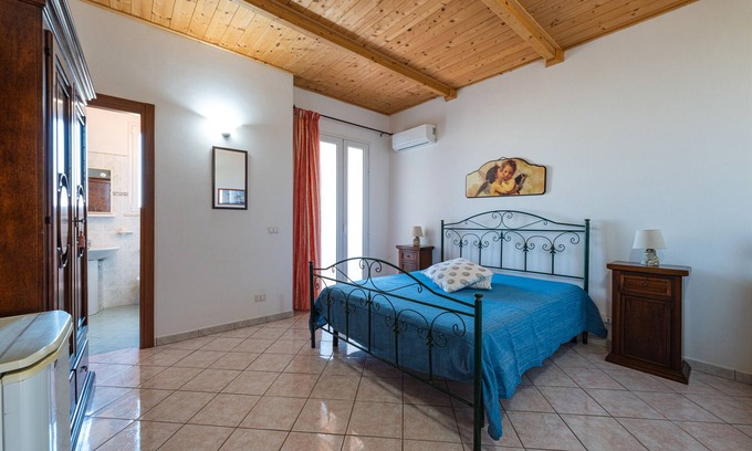 Cocumola Apartment | Room 'Angeli Nel Salento - Room 6' with Private Terrace, Wi-Fi and Air Conditioning