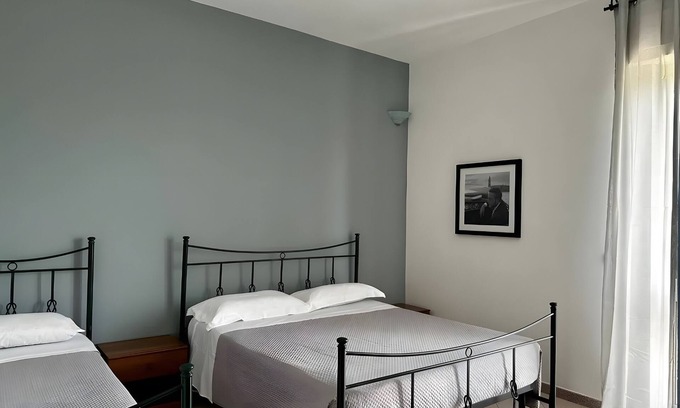 Vignacastrisi Apartment | Room 'Camelia 1' with Shared Terrace, Wi-Fi and Air Conditioning