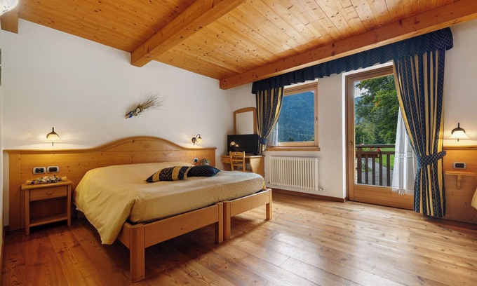 Caderzone Terme Apartment | Room 'Camera Quadrupla N 1' with Mountain View, Shared Garden and Wi-Fi