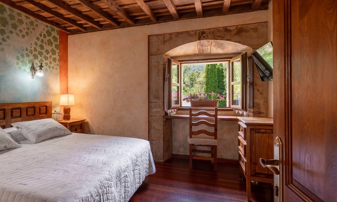 Santianes de Ola Apartment | Room 'Carbayu' with Mountain View, Shared Garden and Wi-Fi