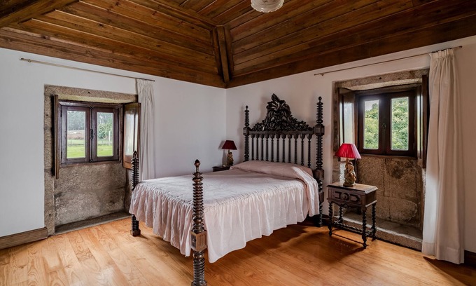 Vila do Conde Apartment | Room 'Casa Do Caldas - Suite 1' with Shared Pool, Shared Terrace and Wi-Fi