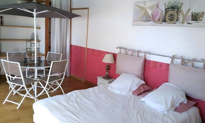 Riberac Bed & Breakfast | Room 'Chambre A' with Shared Pool, Wi-Fi and Air Conditioning