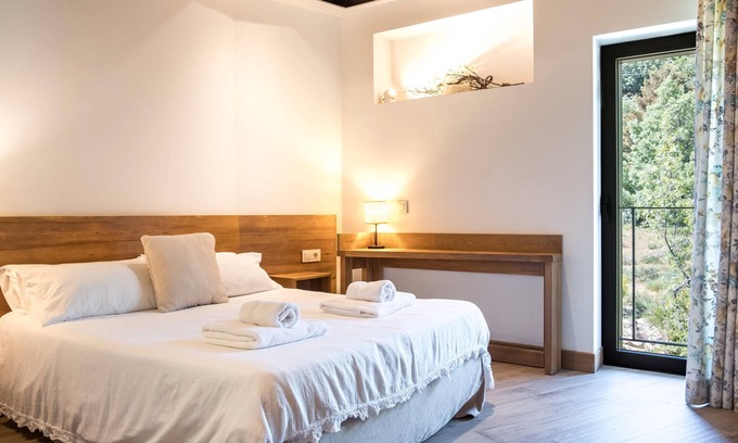 San Juan de Gredos Apartment | Room 'Doble Superior El Duque Chimenea' with Mountain View, Shared Terrace and Wi-Fi