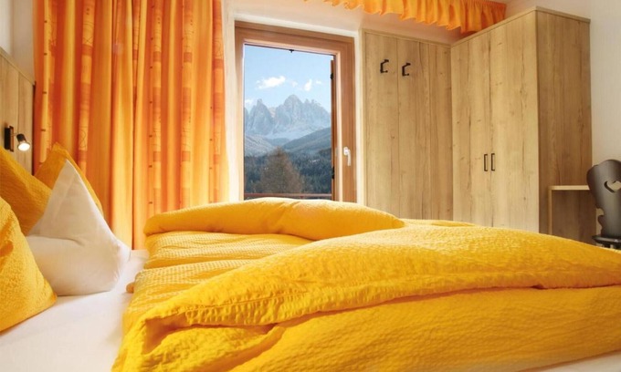 Villnoss Apartment | Room 'Doppelzimmer 8' with Mountain View, Private Terrace and Wi-Fi