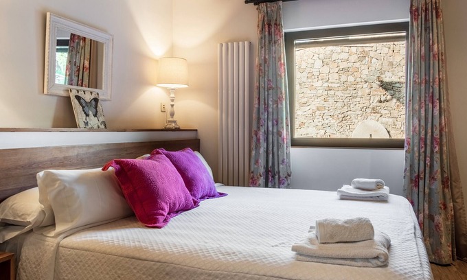 San Juan de Gredos Apartment | Room 'Esmeralda Chimenea' with Mountain View, Shared Terrace and Wi-Fi