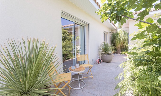 Saint-Nazaire Apartment | Room 'Esprit Du Soleil' with Shared Pool, Wi-Fi and Air Conditioning