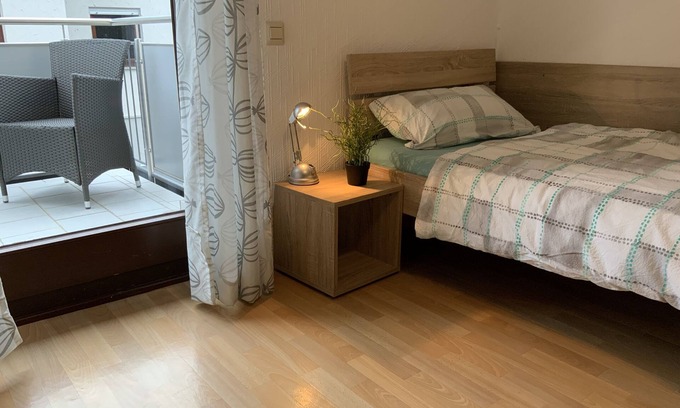 Weiterstadt Bed & Breakfast | Room for fitters with shared bathroom and balcony