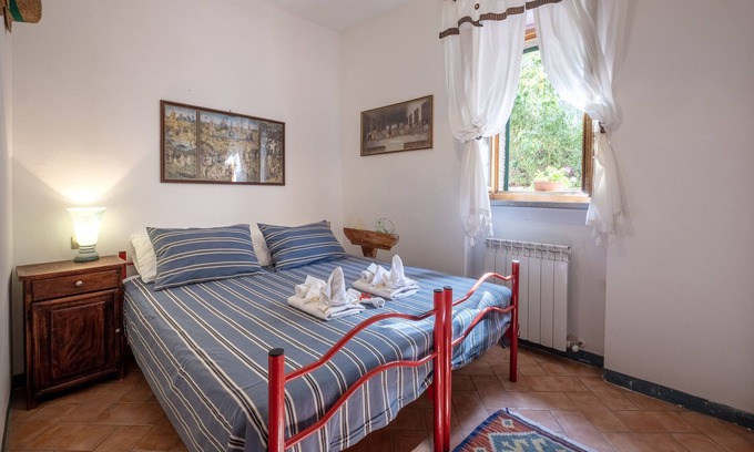 Castel del Piano Apartment | Room 'Ginepro' with Shared Terrace, Shared Garden and Wi-Fi