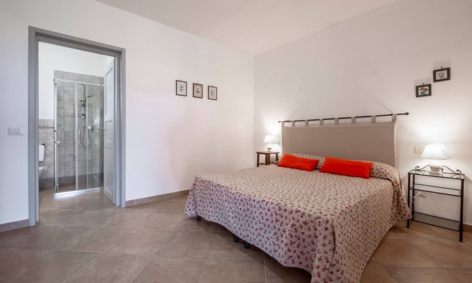 Magliano in Toscana Apartment | Room 'Giusti - 2 Olivo' with Shared Garden, Wi-Fi and Air Conditioning