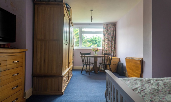 Nonsuch House | Room in shared house in leafy suburban road. London Zone 4