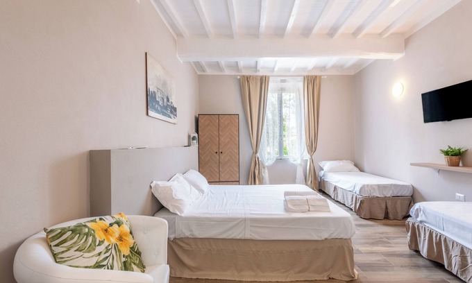 Ponte dʼArbia Apartment | Room 'L'arco Del Pellegrino' with Wi-Fi and Air Conditioning
