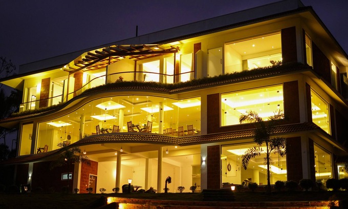 Vazhavatta Hotel | Room-lakerose Wayanad Resort - Lake View