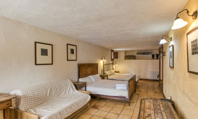 Pujals dels Pagesos Apartment | Room 'Llevant' with Shared Pool, Wi-Fi and Air Conditioning