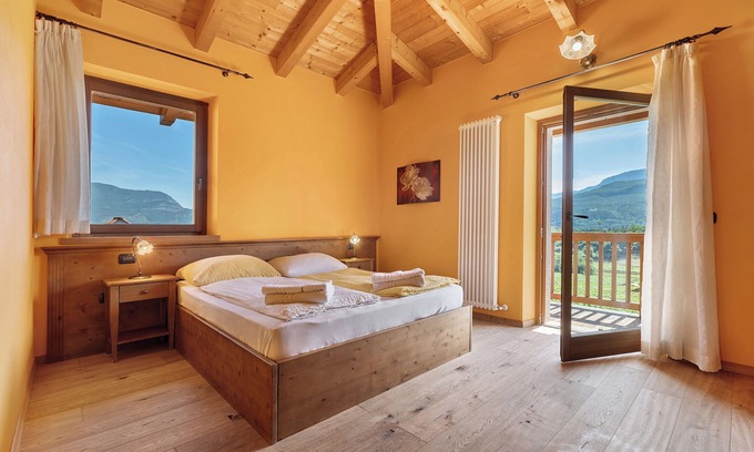 Isera Apartment | Room 'Maso Fiorini 8' with Mountain View, Wi-Fi and Air Conditioning
