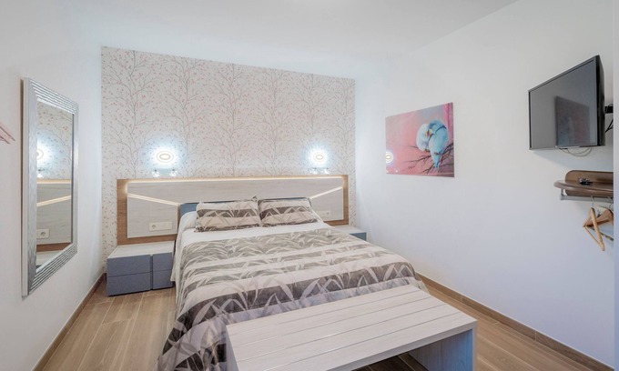 Castrojeriz Apartment | Room 'Matrimonio 104 Perla' with Shared Garden, Wi-Fi and Air Conditioning